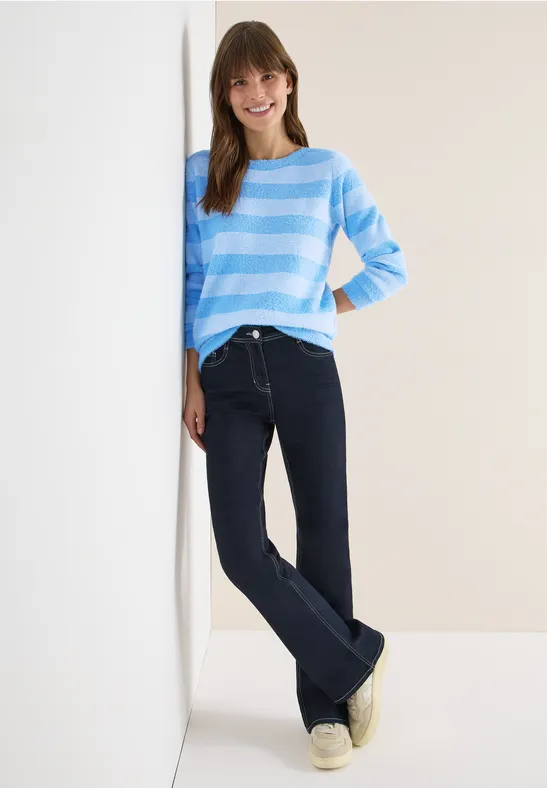 Gestreifter, flauschiger Strickpullover