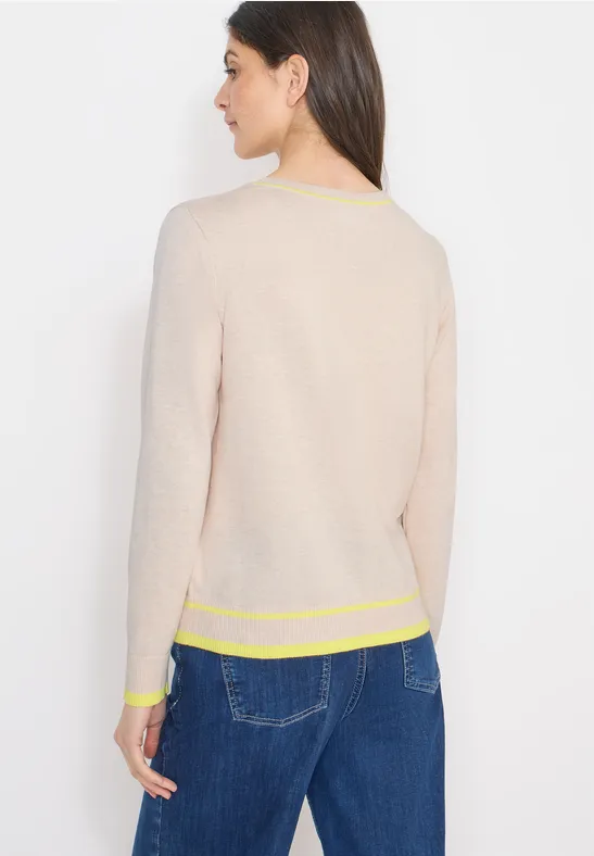 Beiger Strickpullover mit Kontrastdetails