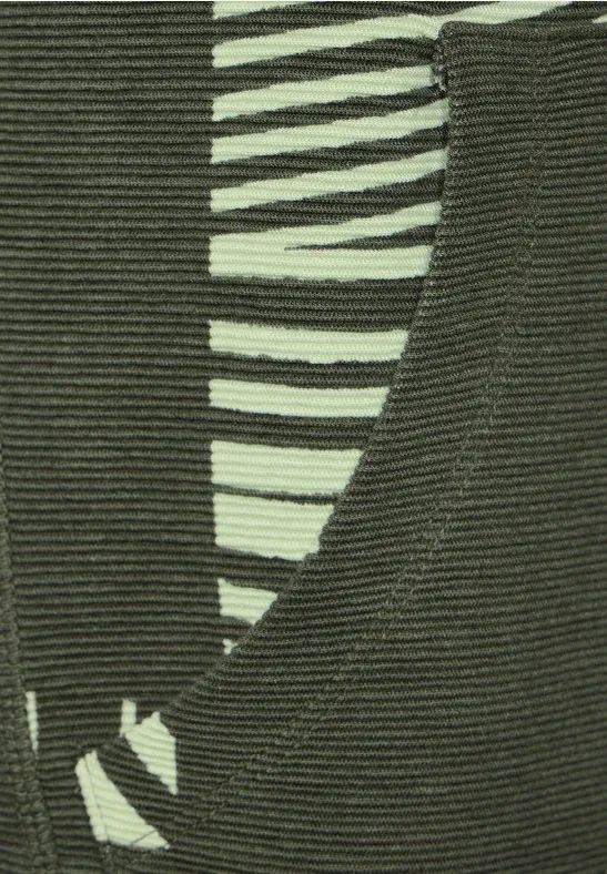 Grünes T-Shirt mit abstraktem Kragen