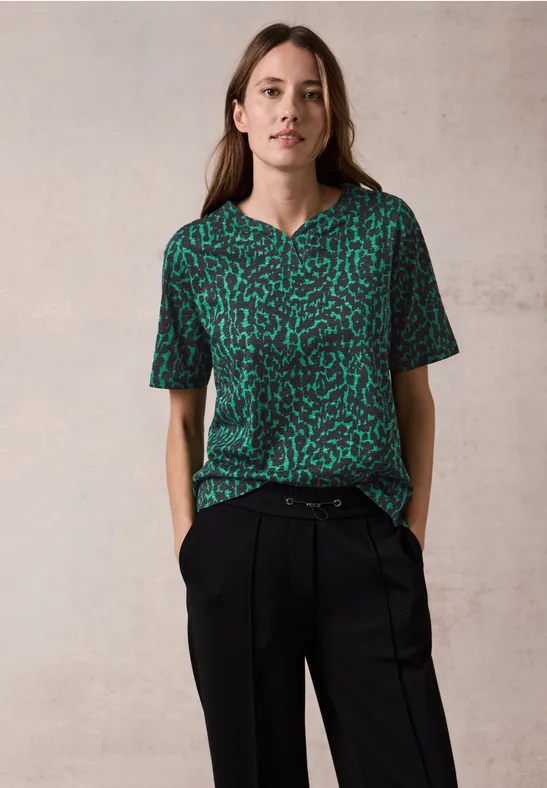 Grünes T-Shirt mit Leopardenmuster