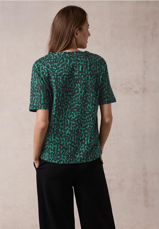 Grünes T-Shirt mit Leopardenmuster