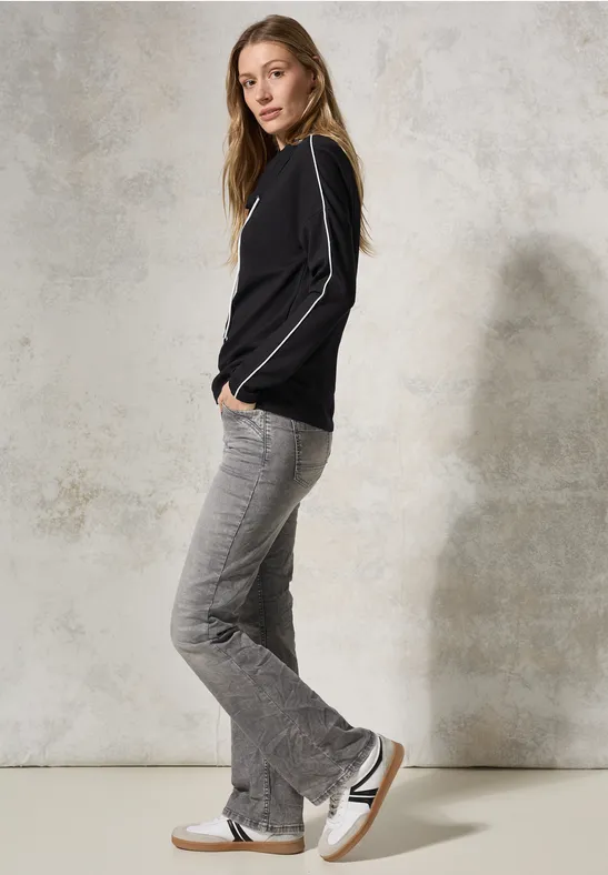 Schwarzes Langarmshirt mit Wasserfallausschnitt