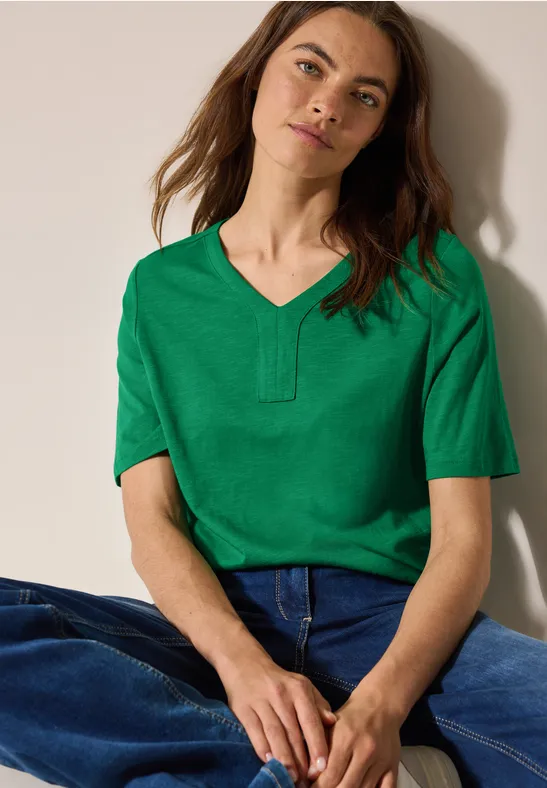 Grünes T-Shirt im Tunika-Stil mit V-Ausschnitt