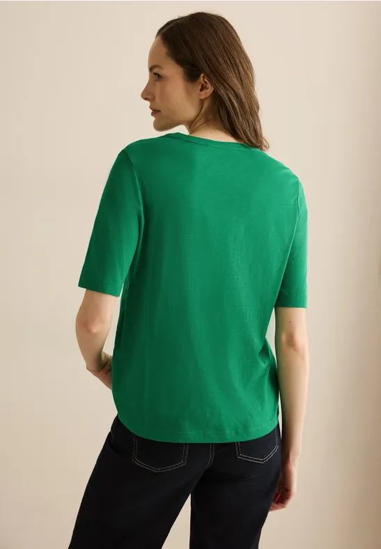 Grünes T-Shirt im Tunika-Stil mit V-Ausschnitt
