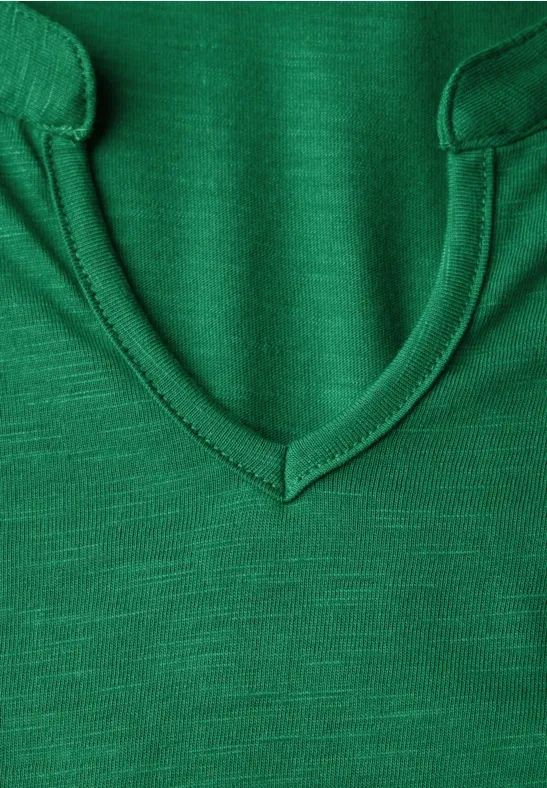 Grünes T-Shirt im Tunika-Stil mit V-Ausschnitt