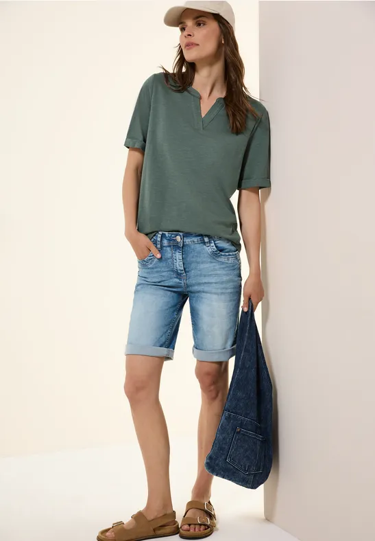 Grünes T-Shirt im Tunika-Stil mit V-Ausschnitt