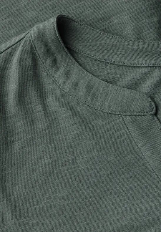 Grünes T-Shirt im Tunika-Stil mit V-Ausschnitt