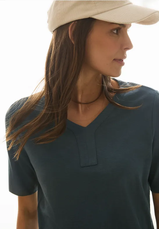 Grünes T-Shirt im Tunika-Stil mit V-Ausschnitt