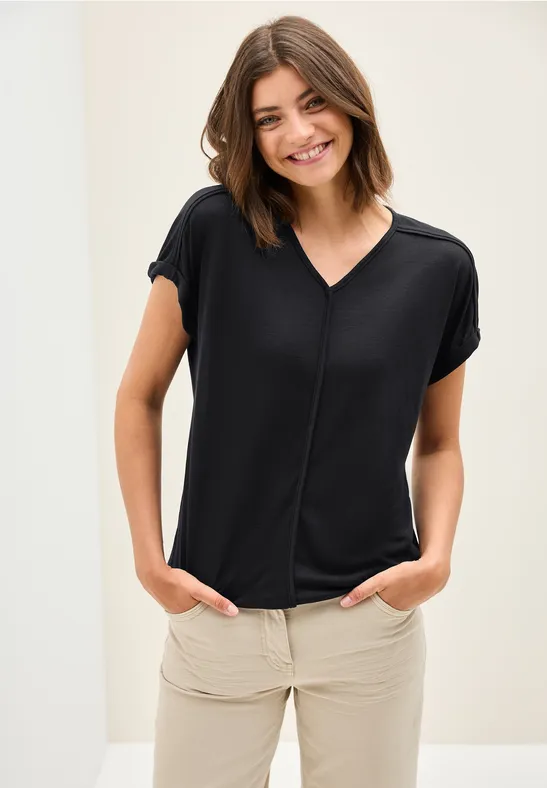 V-Ausschnitt T-Shirt mit Ziernähten