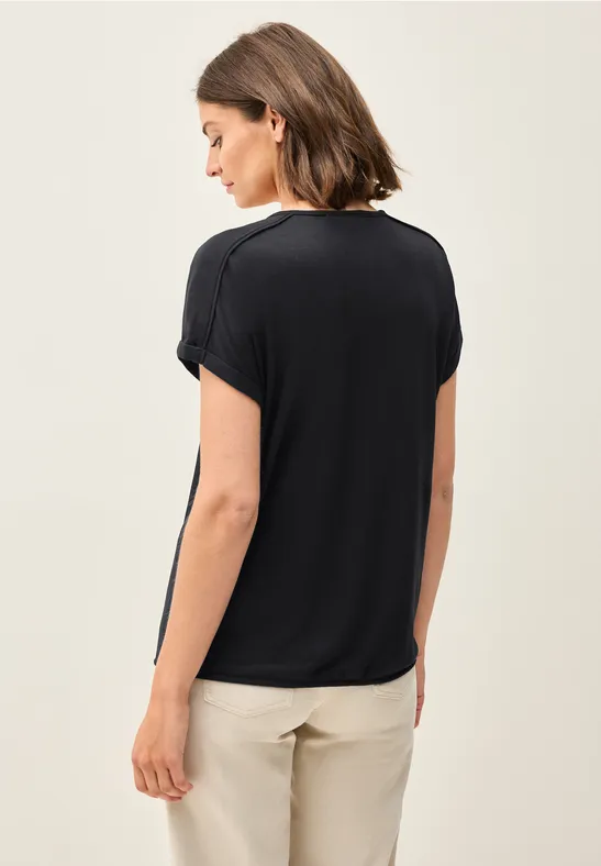V-Ausschnitt T-Shirt mit Ziernähten