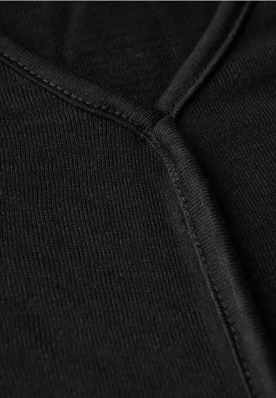 V-Ausschnitt T-Shirt mit Ziernähten