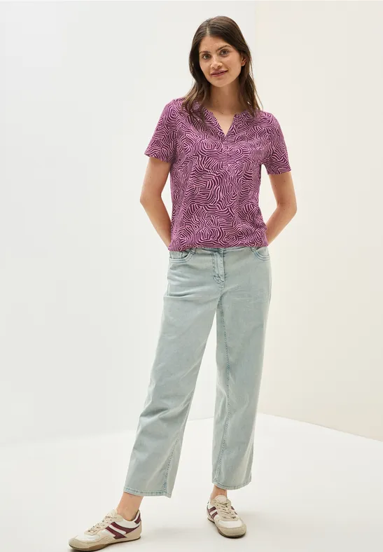 Bedrucktes T-Shirt im Tunika-Stil