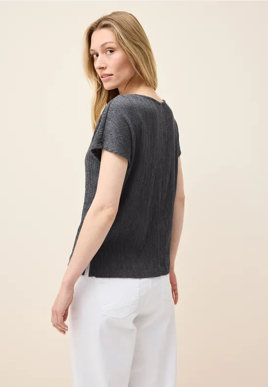 T-Shirt mit Smok-Textur und V-Ausschnitt