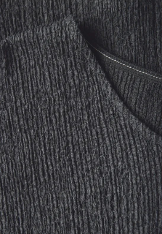 T-Shirt mit Smok-Textur und V-Ausschnitt