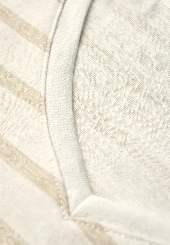 Gestreiftes T-Shirt in Strickoptik mit V-Ausschnitt
