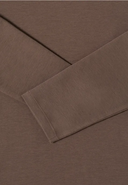 Minimalistisches Langarmshirt mit U-Boot-Ausschnitt