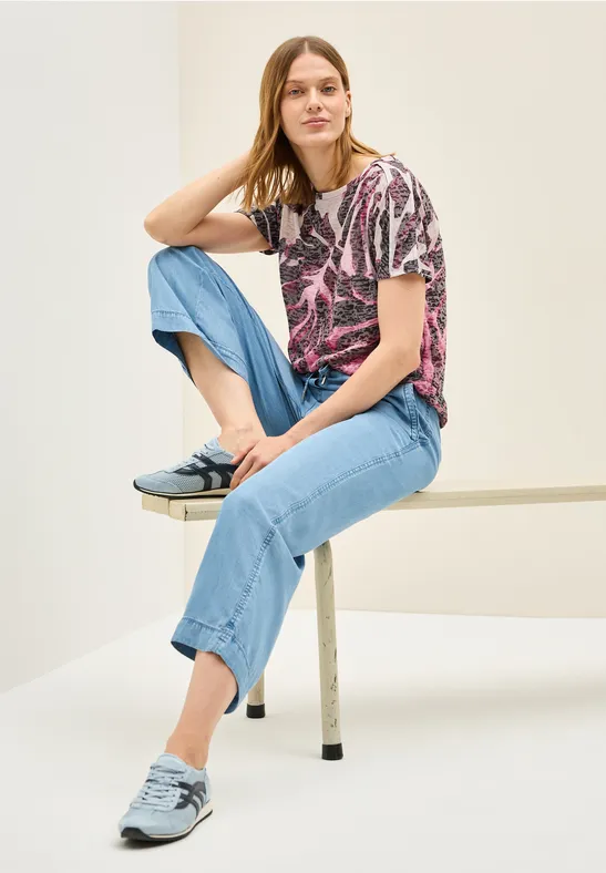 Ausgebranntes T-Shirt mit abstraktem Muster