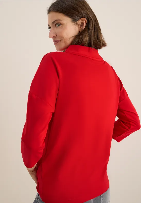 Rotes Shirt mit Kragen und Knopfdetails