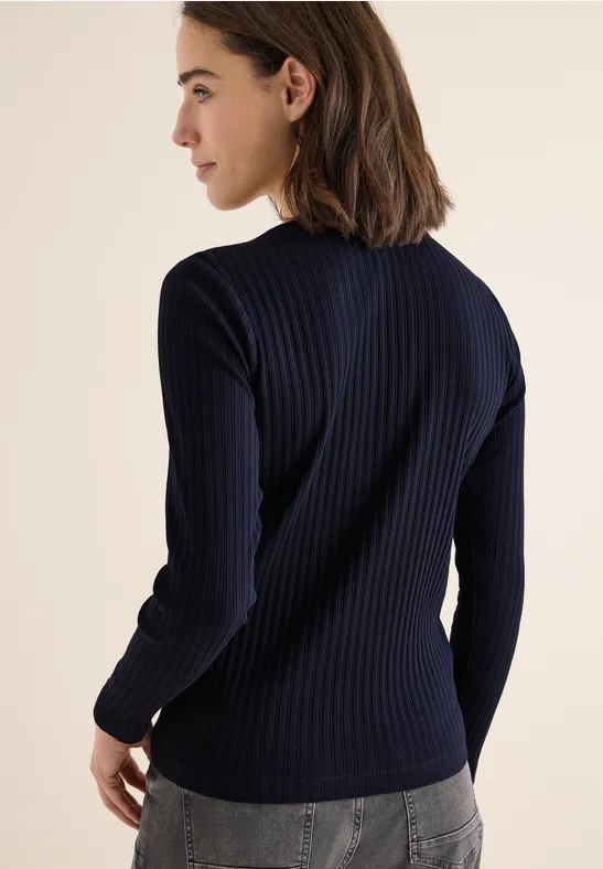 Geripptes Stricktop mit U-Boot-Ausschnitt