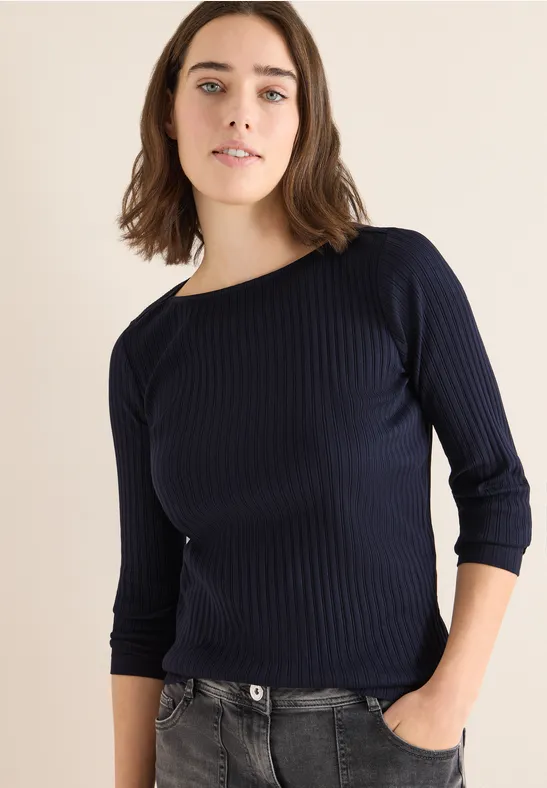 Geripptes Stricktop mit U-Boot-Ausschnitt