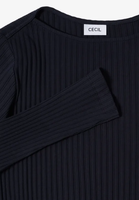 Geripptes Stricktop mit U-Boot-Ausschnitt