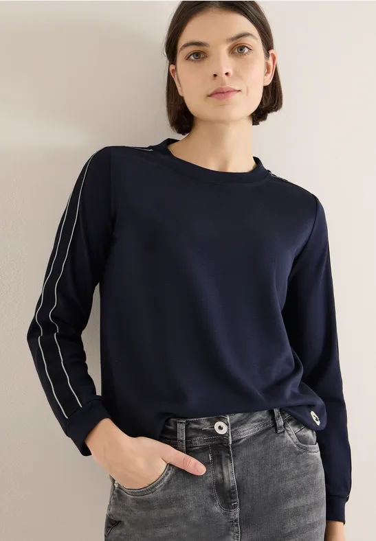 Sportliches marineblaues Langarmshirt