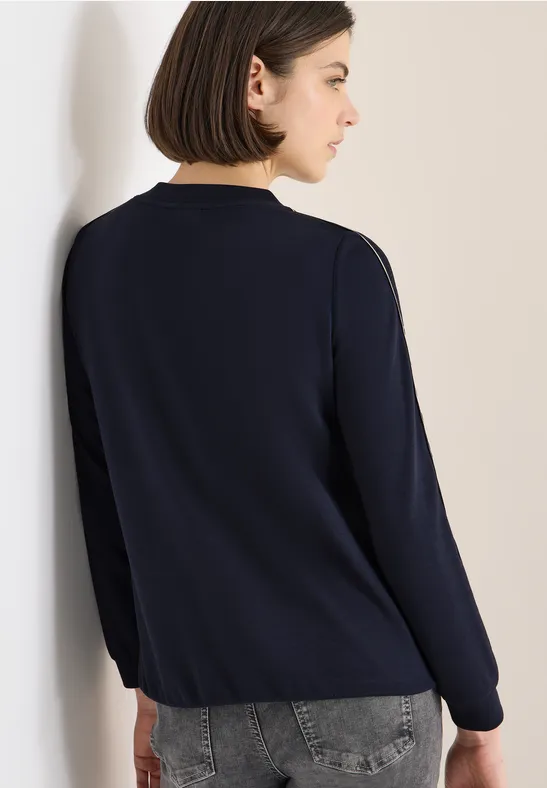 Sportliches marineblaues Langarmshirt