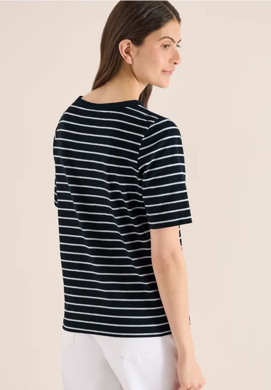 Gestreiftes T-Shirt mit U-Boot-Ausschnitt in Navy und Weiß