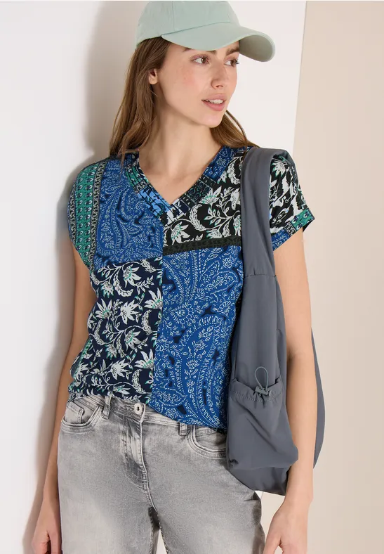 T-Shirt mit Patchwork-Print und V-Ausschnitt