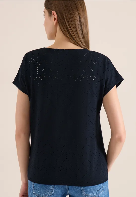 Marineblaues Shirt mit U-Boot-Ausschnitt und Lochstickerei