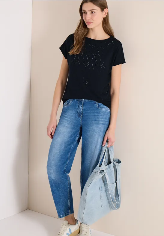 Marineblaues Shirt mit U-Boot-Ausschnitt und Lochstickerei