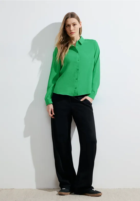 Klassische grüne Hemdbluse mit Knopfleiste