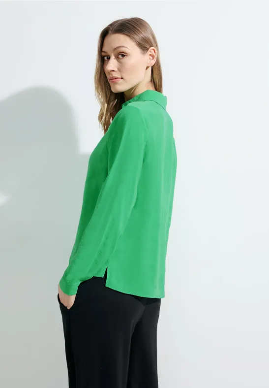 Klassische grüne Hemdbluse mit Knopfleiste