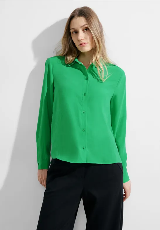 Klassische grüne Hemdbluse mit Knopfleiste