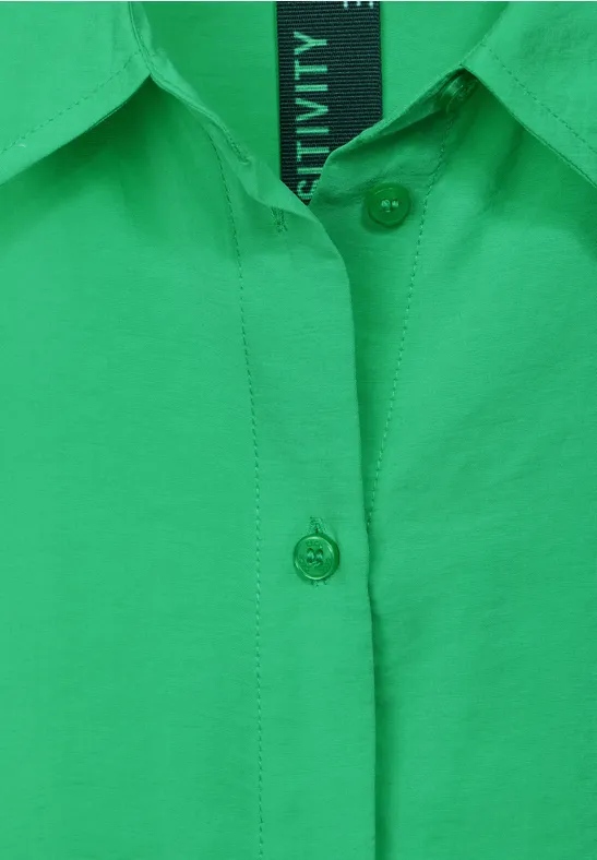 Klassische grüne Hemdbluse mit Knopfleiste