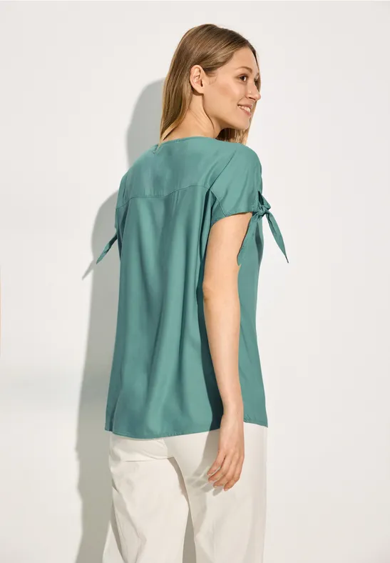 Grüne Bluse mit Ärmeldetail zum Binden