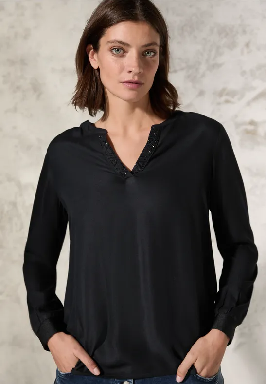 Elegante Bluse mit V-Ausschnitt und Schmuckdetails
