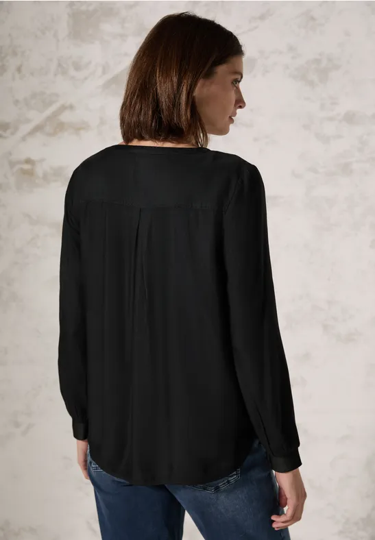 Elegante Bluse mit V-Ausschnitt und Schmuckdetails