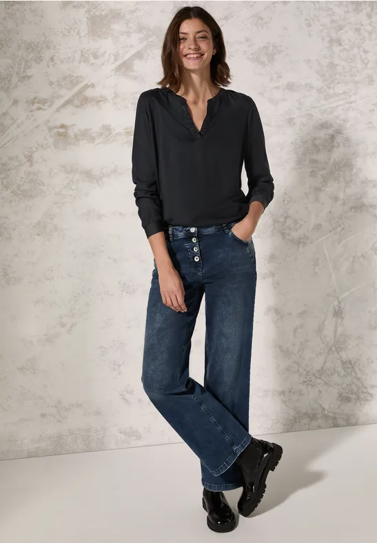 Elegante Bluse mit V-Ausschnitt und Schmuckdetails