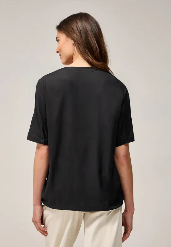 Elegante Bluse mit Schlitzkragen und kurzen Ärmeln