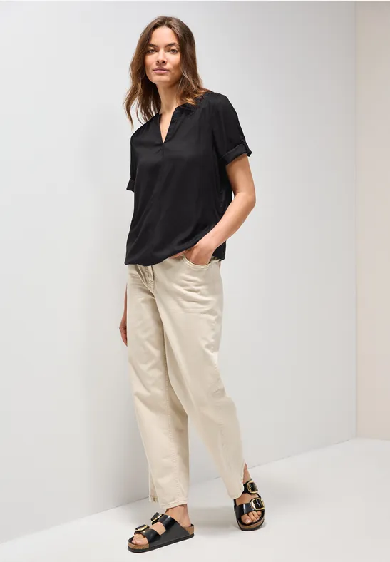 Elegante Bluse mit Schlitzkragen und kurzen Ärmeln