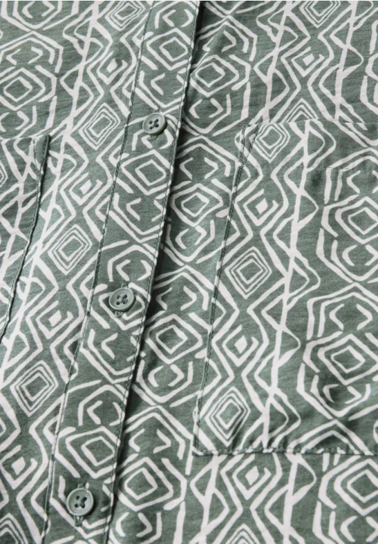 Grüne, kurzärmlige Bluse mit geometrischem Muster