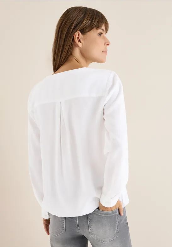 Klassische weiße Bluse mit V-Ausschnitt