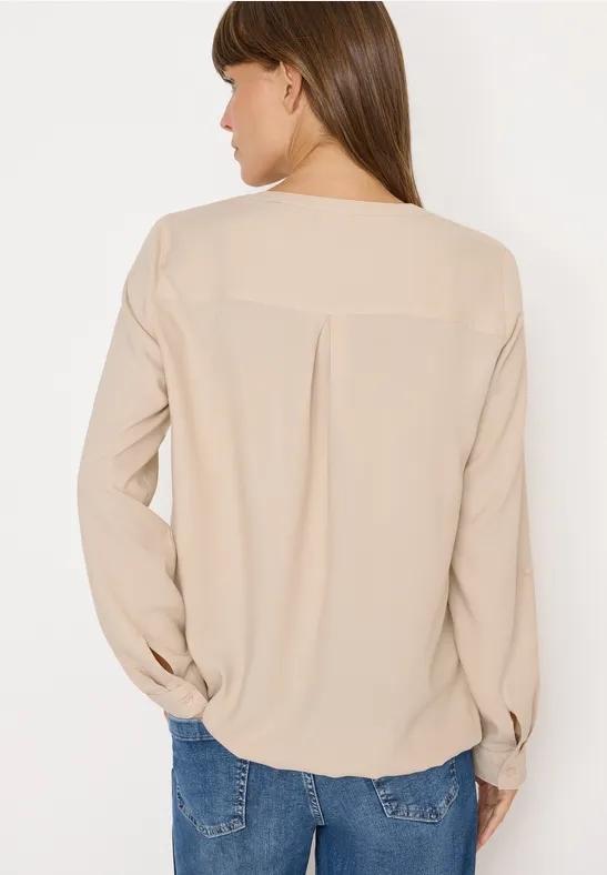 Weiche beige Bluse mit Schlitzkragen