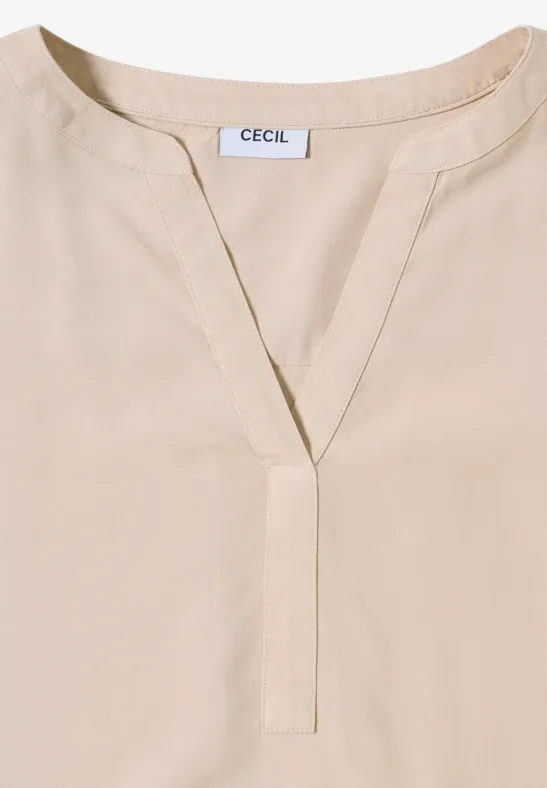 Weiche beige Bluse mit Schlitzkragen