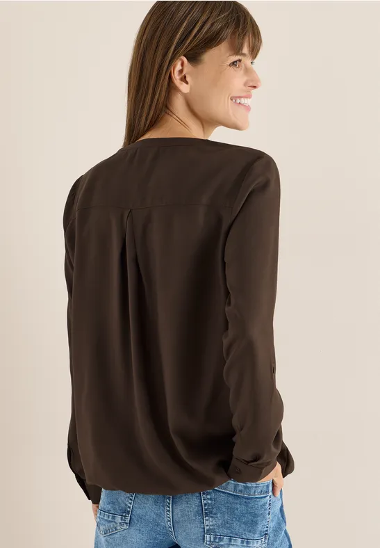Braune Bluse mit Schlitzkragen und Krempelärmeln