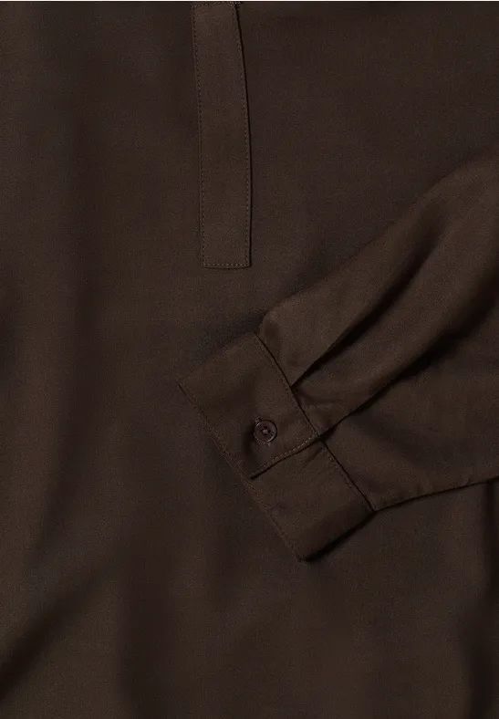 Braune Bluse mit Schlitzkragen und Krempelärmeln
