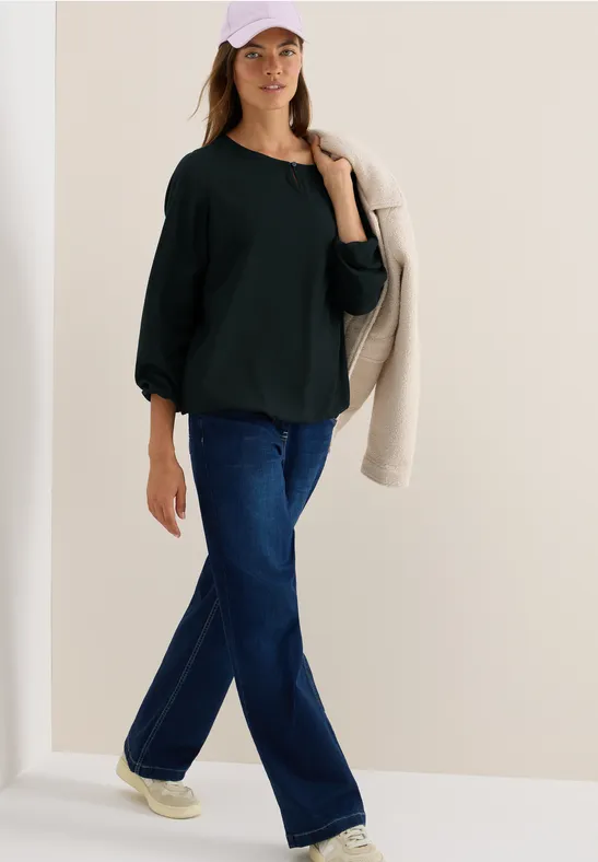 Elegante einfarbige grüne Bluse mit Cut-Out