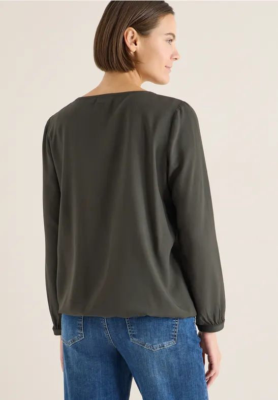 Elegante einfarbige grüne Bluse mit Cut-Out