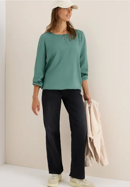 Elegante einfarbige grüne Bluse mit Cut-Out